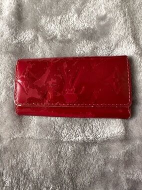 Louis Vuitton Monogram Vernis 4 Key Holder red patent leather Gold Snap Used